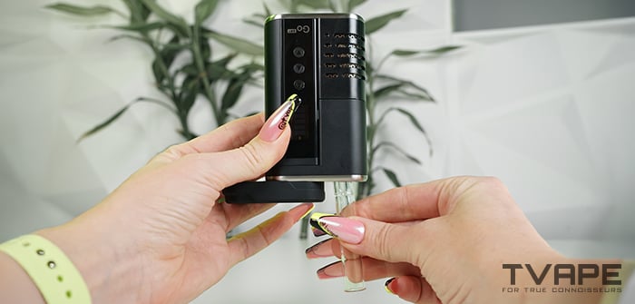 Arizer Go SRT vaporizer - attaching a glass mouthpiece to the vaporizer base