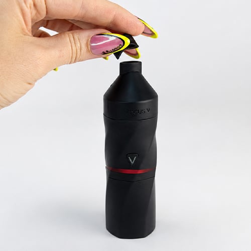 Focus V Aeris - a process of attaching the cap on the device's mouthpiece