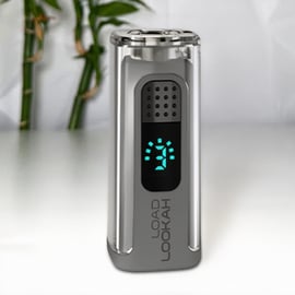 Élégant batterie Lookah Load 510 en argent sur fond blanc minimaliste, vue en haute résolution avec indicateur de batterie bleu lumineux pour une utilisation discrète et efficace avec des cartouches d'huile.