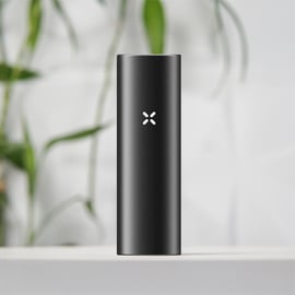 Vaporisateur PAX Flow Onyx noir, vue de face – vaporisateur portable élégant pour herbes sèches par PAX Labs