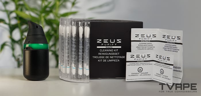 Le vaporisateur de concentrés Puffco Proxy Core est présenté aux côtés des accessoires de nettoyage