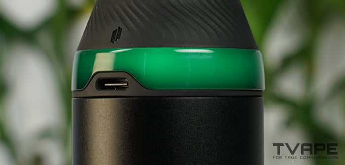 Stylo à wax Puffco Proxy Core - gros plan sur le port de recharge USB-C du stylo à wax Puffco Core