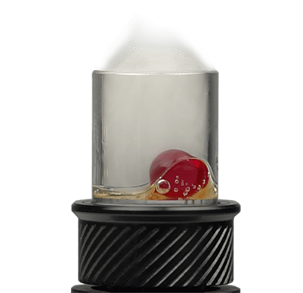 Chambre en verre avec bille rouge et concentré dans l’atomiseur du vaporisateur
