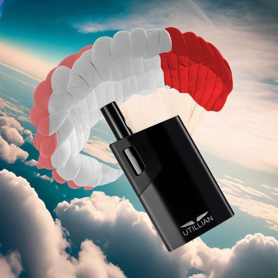 Utillian 621 dans les nuages avec un parachute
