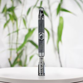 Vaporisateur portable DynaVap M7 XL couleur acier, fabriqué aux États-Unis à partir de titane et d'acier inoxydable, offrant un design ergonomique et une activation thermique efficace pour une vaporisation en douceur.