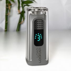 Élégant batterie Lookah Load 510 en argent sur fond blanc minimaliste, vue en haute résolution avec indicateur de batterie bleu lumineux pour une utilisation discrète et efficace avec des cartouches d'huile.