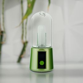 Vue avant du BOMB Magloud E Rig vert citron, un dab rig électrique portable avec coupelle en verre, écran numérique et base ergonomique pour une vaporisation efficace des concentrés.